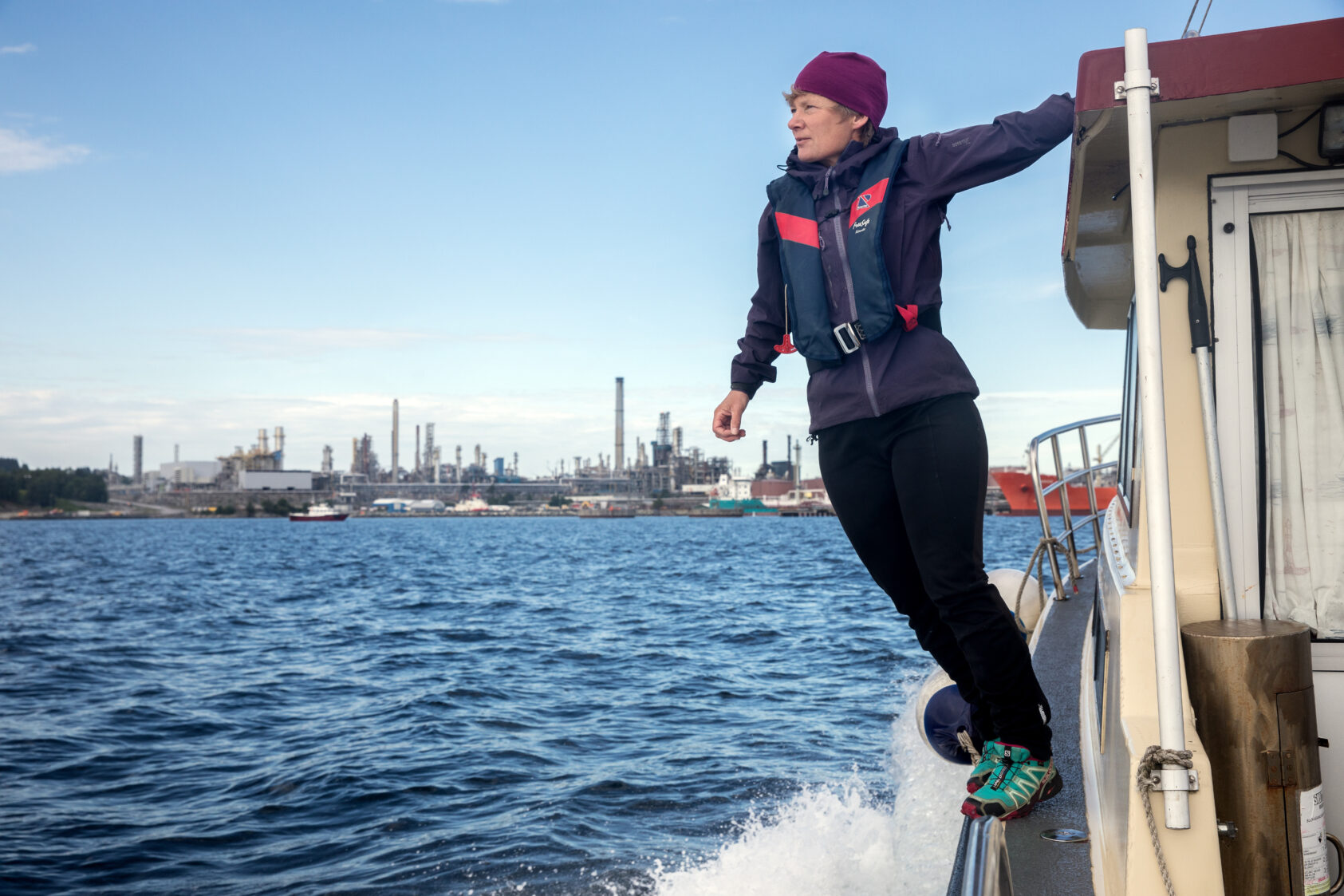 Eivind Senneset, Forskerne har utviklet og testet et digitalt varslingssystem for å overvåke havbunnen og CO₂-reservoar., Kirsti Midttømme på en båt, <p>Eivind Senneset</p>, En dame står i en båt og se utover sjøen