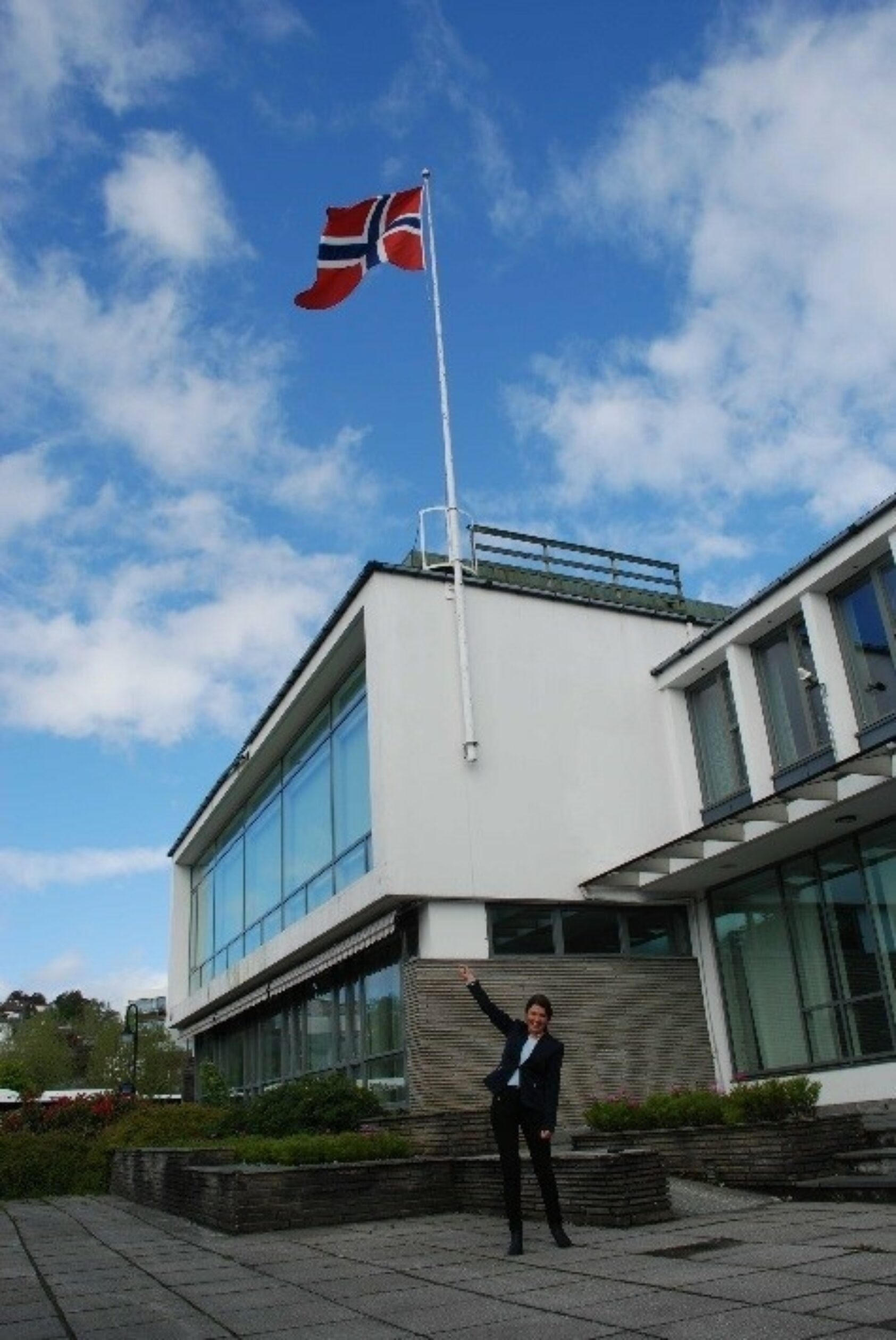 Foto: Kværner Stord, 7. juni 2015. Ordførar Liv Kari Eskeland framfor rådhuset etter tilslaget på utstyrs- og bustadsplattforma til Johan Sverdrup-feltet., Bilete 3, ,