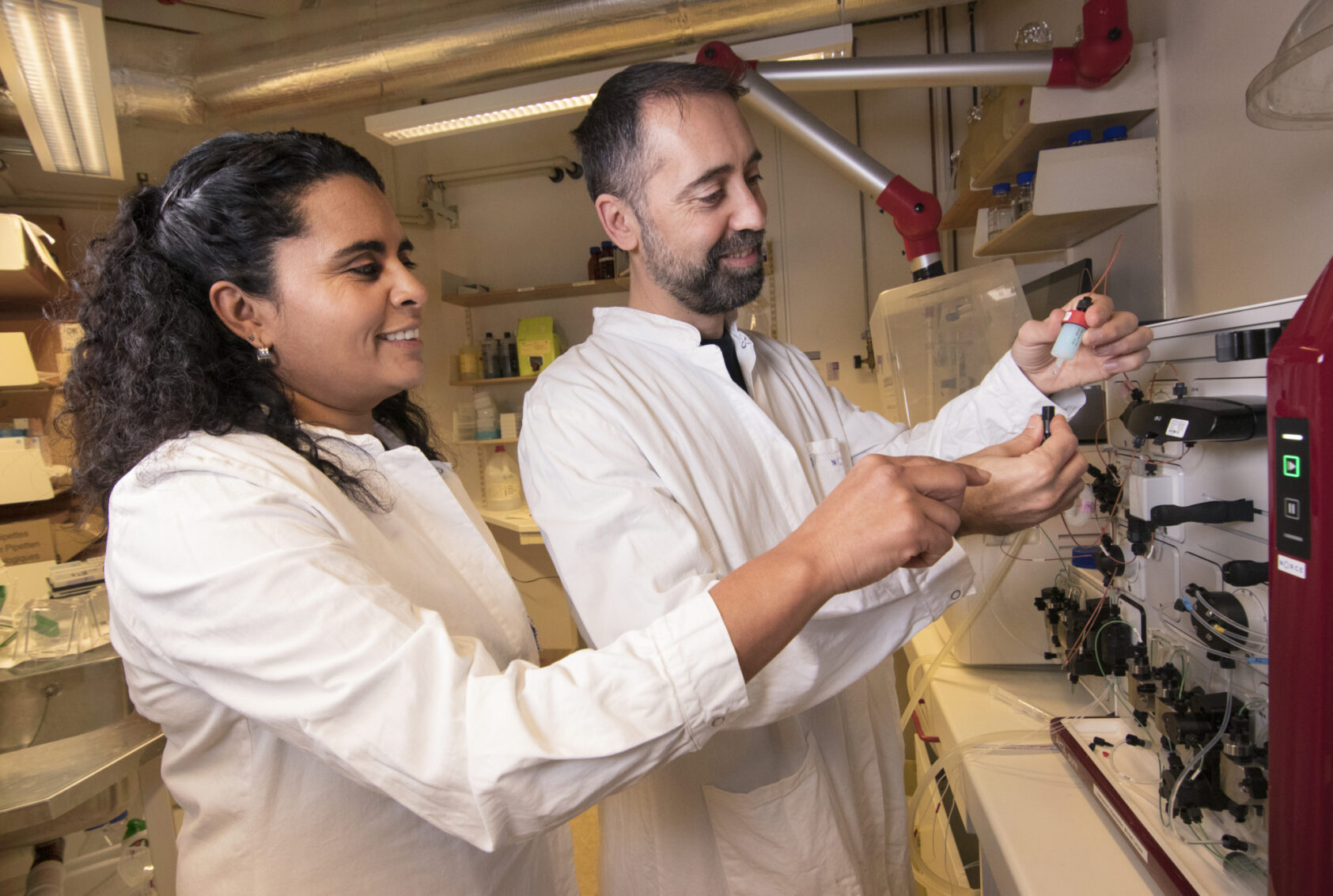 Andreas R. Graven, Antonio Garcia-Moyano og Youleima Castillo, begge fra NORCE, er opptatt av å finne nye og bedre enzymer for å lage nye bærekraftige produkter og tjenester., Biotek lab NORCE Antonio Youleima Foto Andreas R Graven, ,