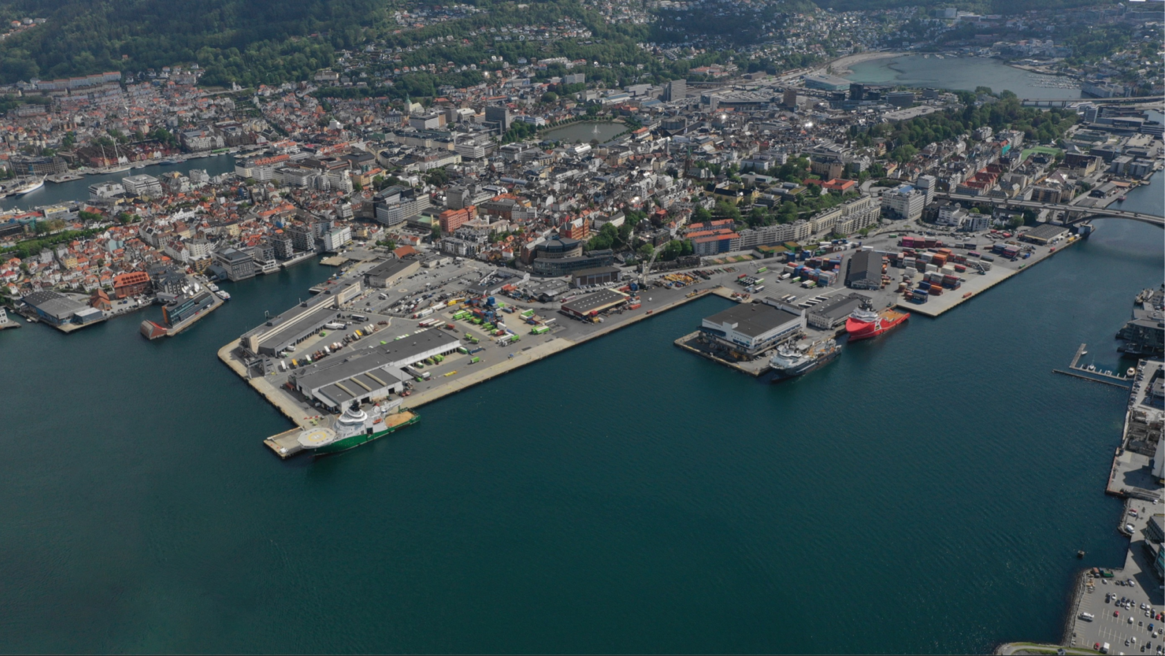 Bergen kommune, Dokken i Bergen er en av tre piloter i ELEXIA, et 100 millioners EU HORIZON Europa prosjekt ledet av NORCE med fokus på å finne løsninger for smart energibruk. Foto: Bergen kommune, Dokken-området Bergen, , Dronebilde tatt over byområde, du ser by, havner og fjord