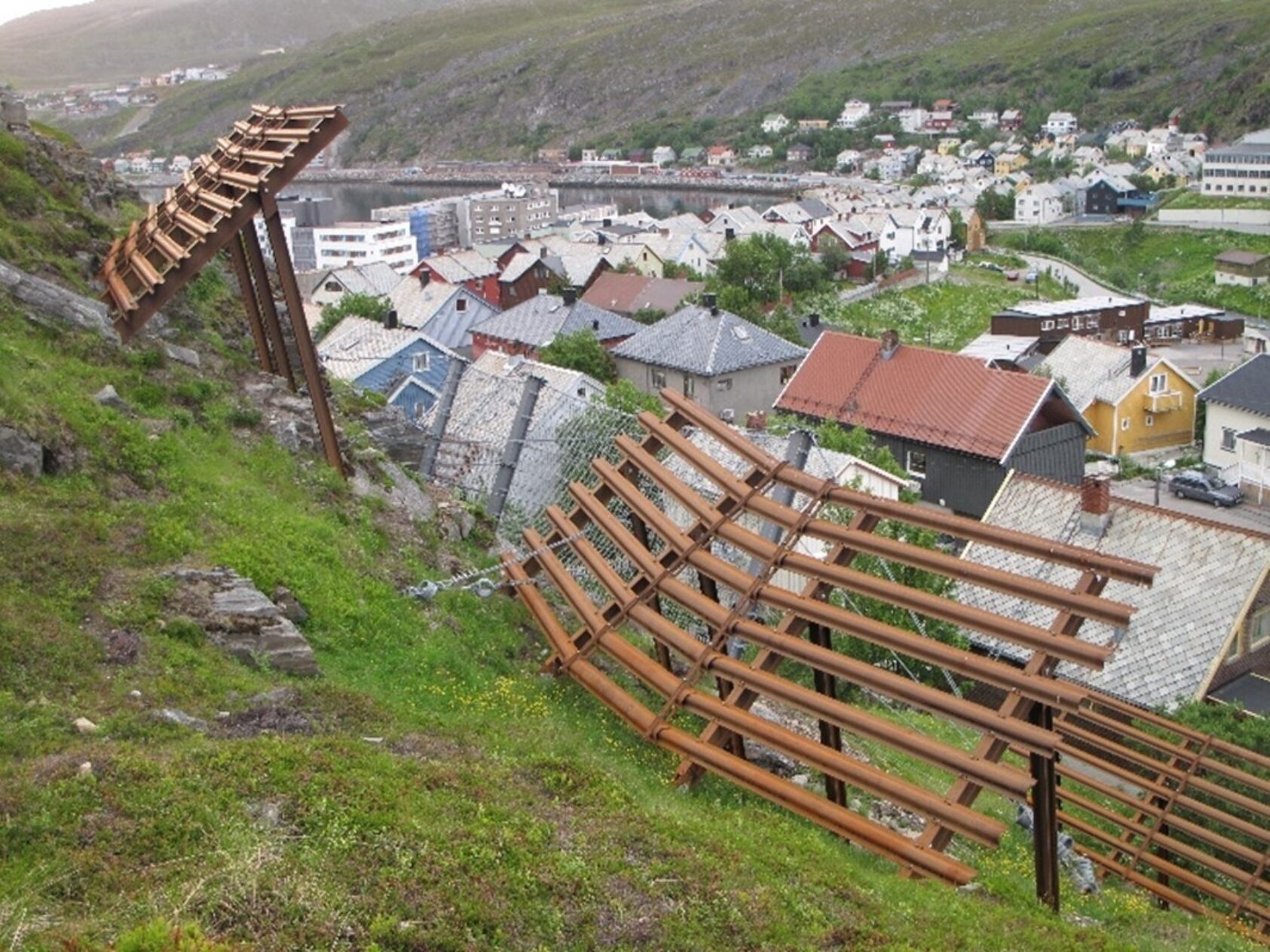 , Example of avalanche fens to protect buildings in Hammerfest (Picture: Tom Erik Ness), Figure10, , 