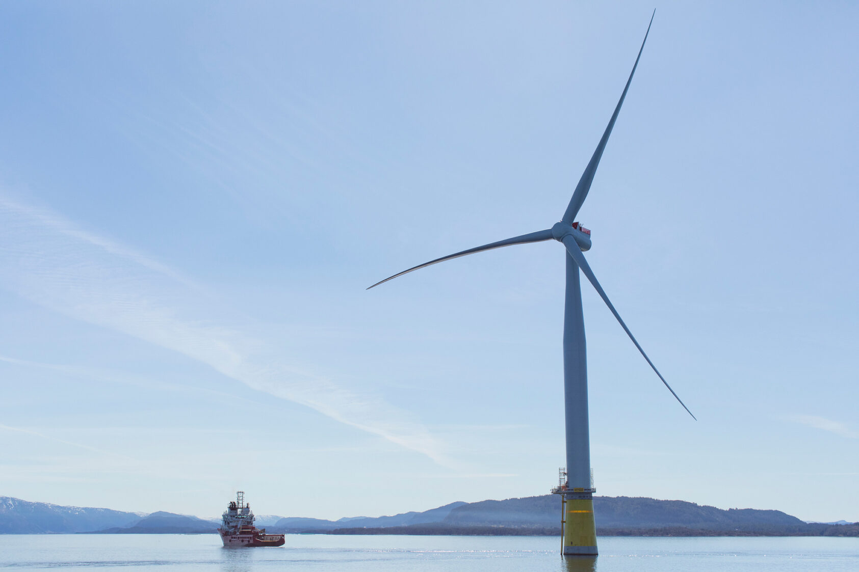 , Her er vindmøllene til Hywind Tampen da de ble slept ut forbi Sløvåg i 2023. (Foto: Andreas R. Graven/NORCE), Hywind Tampen skip venstre 1, ,