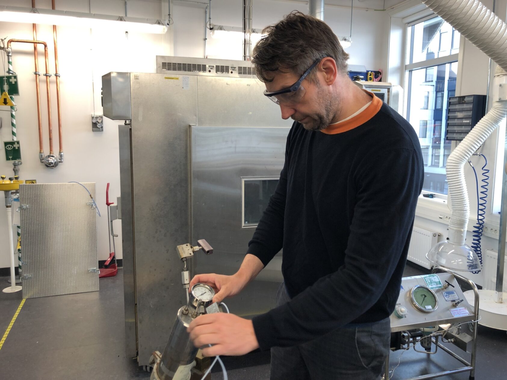 , I nytt laboratorie skal NORCE-forskere finne optimale forhold for at gasser skiller seg i porøs stein. Hensikten er å finne ut hvordan vi får ut mest mulig rent hydrogen, når det er lagret under bakken., IMG 8582, , 