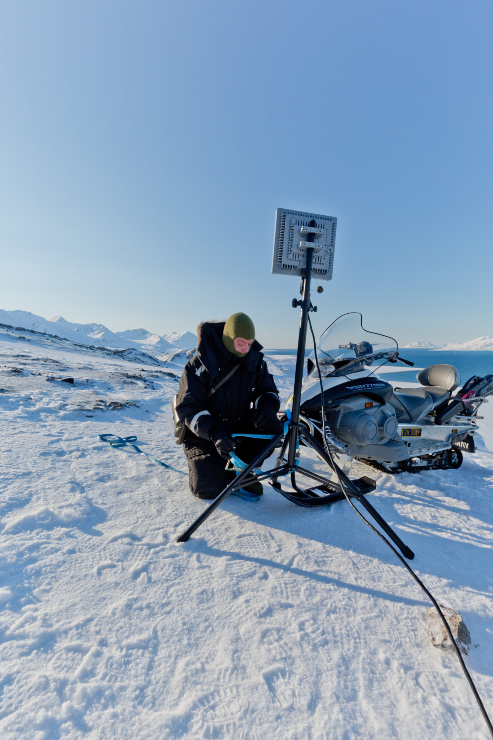 NORCE, Nils Håheim-Saers setter opp en datalink for droner i Kongsfjorden, Svalbard (2016)., Kopi av NY Ålesund Stills 18 av 34 2600, , 