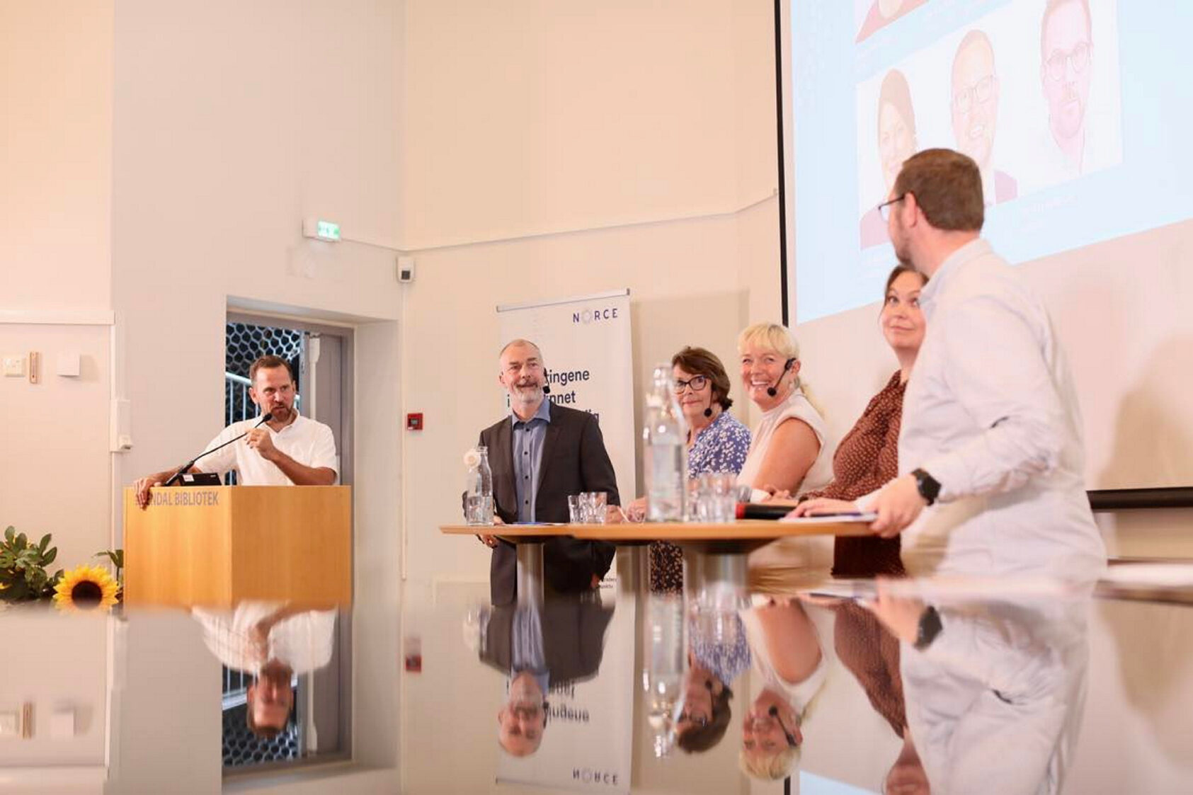 Andreas R. Graven, This year, we again meet NORCE researcher and NKLM leader Jesper Blinkenberg (second from the left) at Arendalsuka. Together with moderator Stig Arild Pettersen (far left) and Marte Kvittum Tangen from the Norwegian Association for General Practice (fourth from the left), this year's focus is on elderly care and the advent of artificial intelligence. This picture is from last year's event on the rooftop of the library, where we will also be this year., Lege4, , 