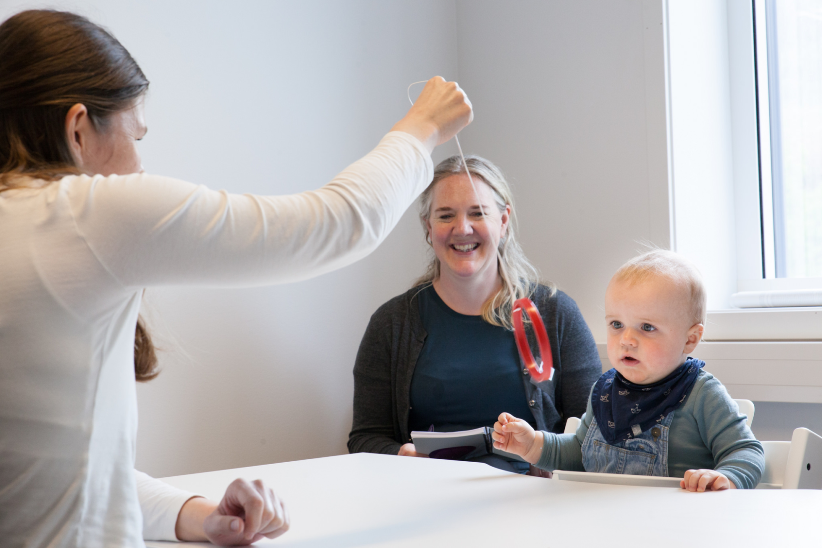 , Forsker Ingrid Kvestad (i midten) sammen med tester og testbaby for prosjektet., Mammasmat, , 