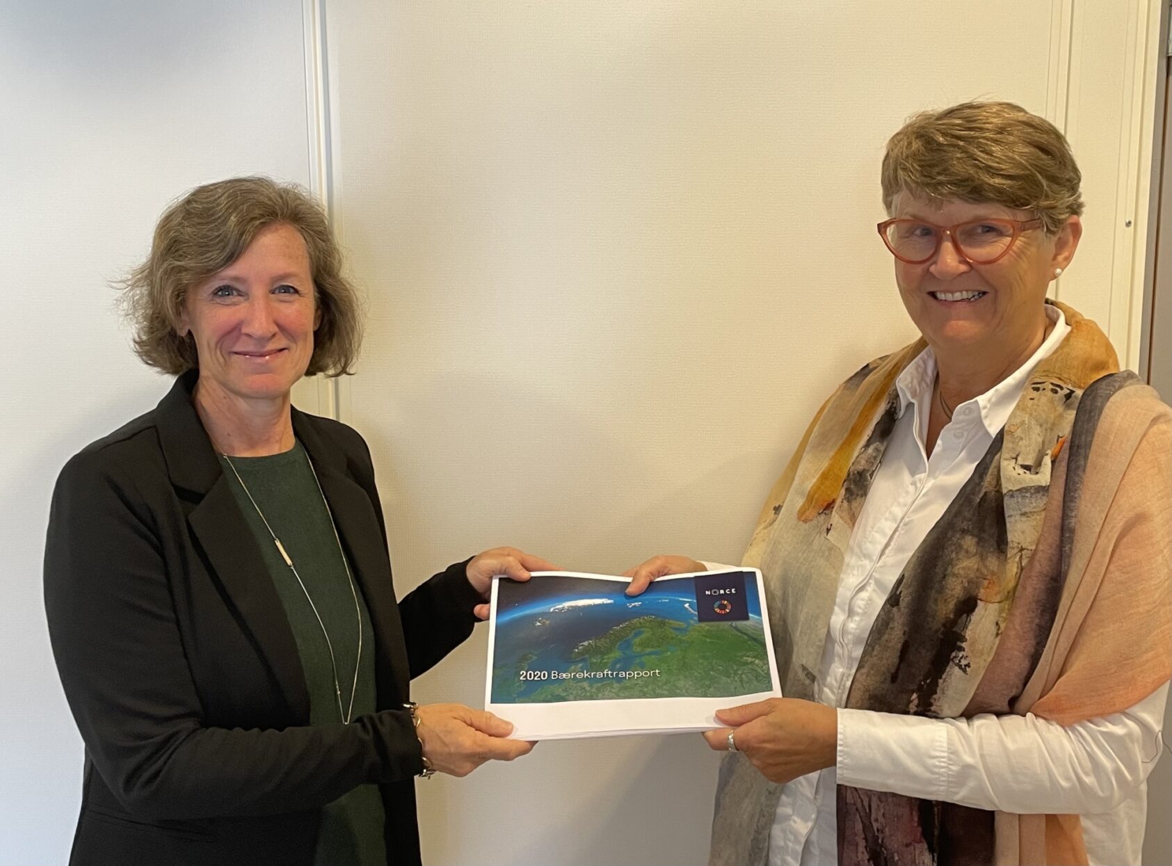 Foto: NORCE, Administrerende direktør Kristin Wallevik (th.) og prosjektleder May-Britt Ellingsen med bærekraftrapporten, May Britt og Kristin, ,