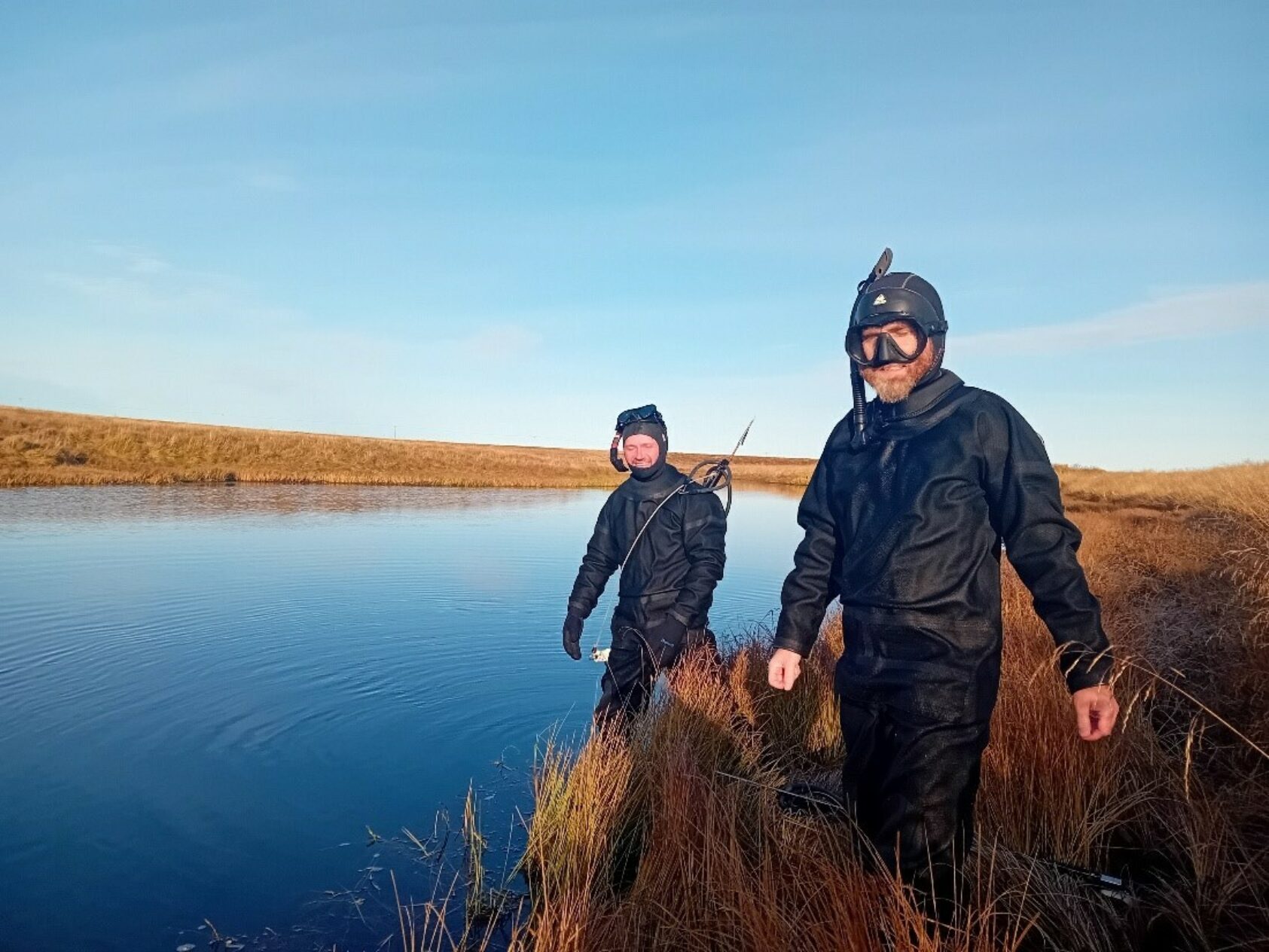 Leó Alexander Guðmundsson fra Marine and Freshwater Research Institute på Island, NORCE-ekspertene Yngve Landro (t.v.) og Marius Kambestad (t.h.) på vei ut i elva Laxá á Ásum, en av de mest eksklusive lakseelvene på nordkysten av Island., Picture11, ,