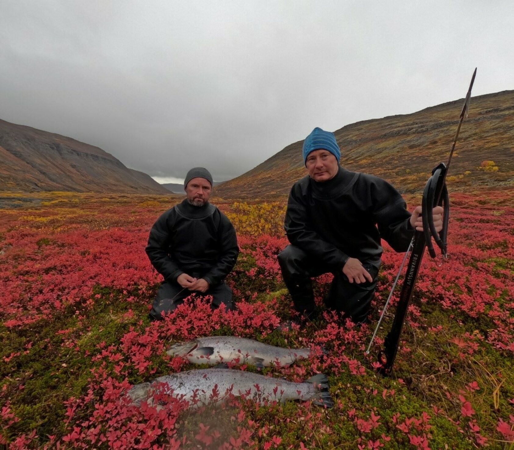 Leó Alexander Guðmundsson fra Marine and Freshwater Research Institute på Island, Yngve Landro og Helge Skoglund med fangst fra elva Ísafjarðará i Vestfjordene på Island., Picture13, ,