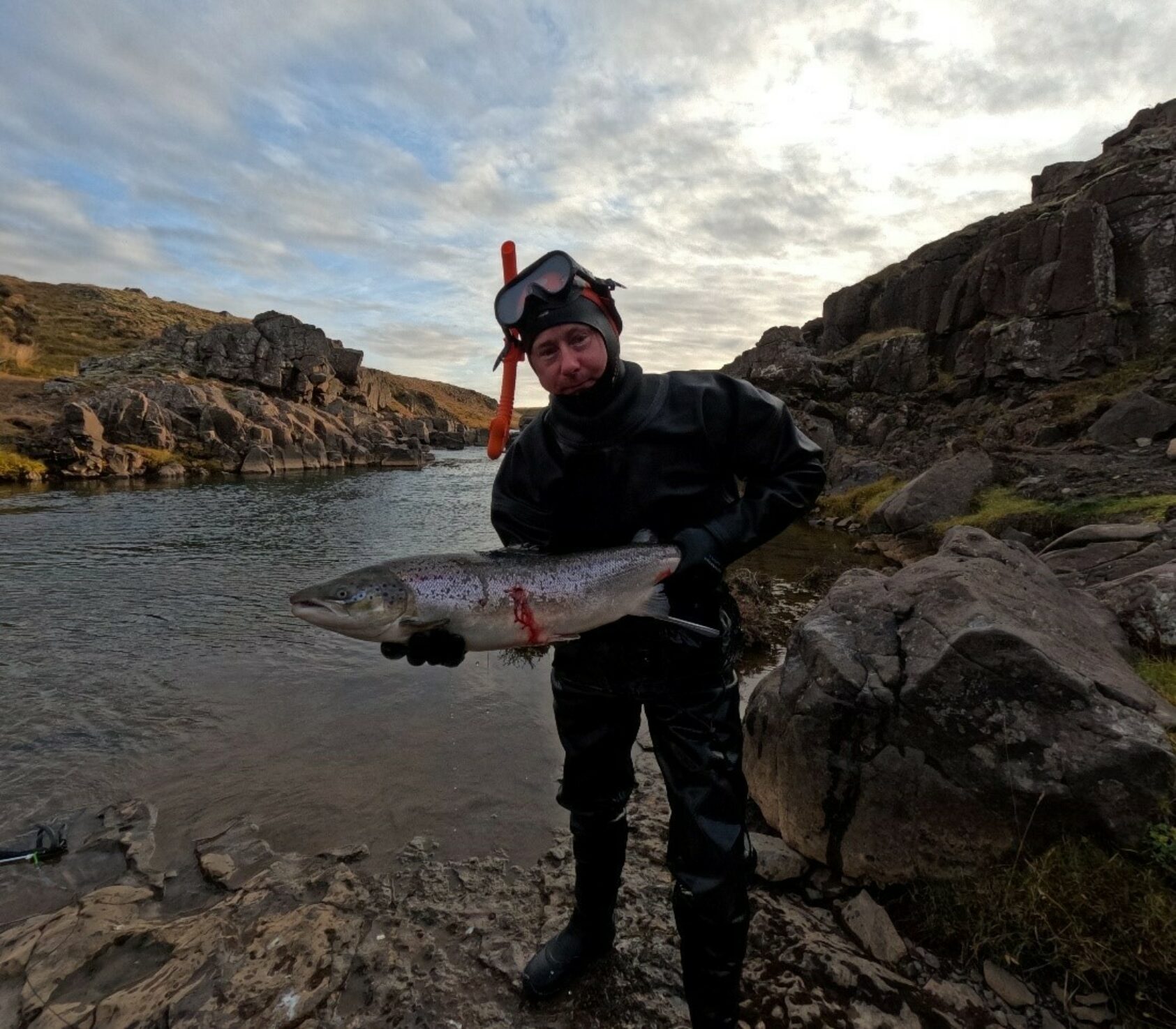 Leó Alexander Guðmundsson fra Marine and Freshwater Research Institute på Island, Helge Skoglund med fangst fra elva Hrútafjarðará på nordkysten av Island., Picture15, , 