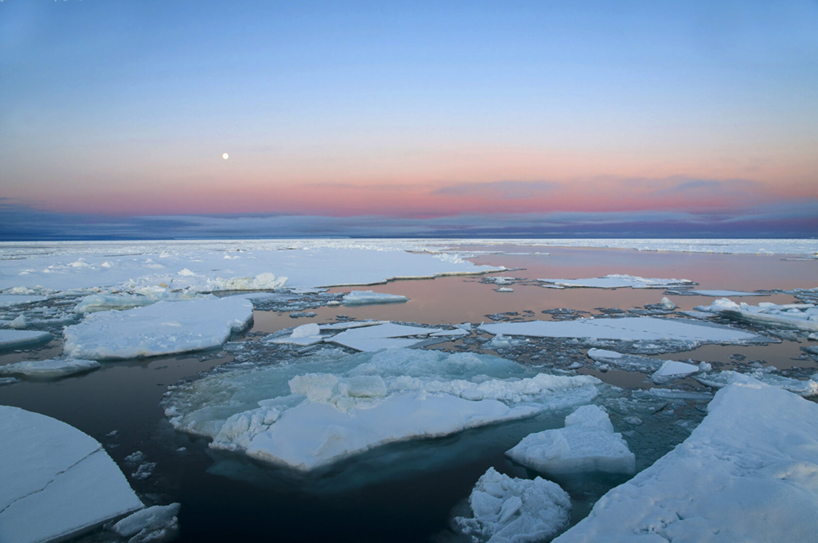 Illustrasjonsfoto: Algot Kristoffer Peterson, Større områder med åpent vann i Arktis har bidratt til den bratteste temperaturstigningen siden slutten av istiden., Sjøis Foto Algot Kristoffer Peterson redusert, , 