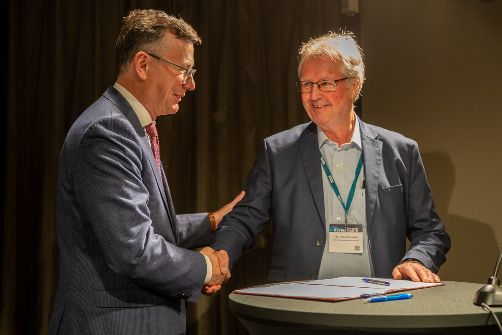 Kjetil Rydland/UiT Norges arktiske universitet, Dag Rune Olsen, rektor ved UiT og Thor Arne Håverstad, konstituert konsernsjef i NORCE har signert samarbeidsavtalen mellom NORCE og UiT., Ui T NORCE avtale Kjetil Rydland Ui T, <p>Kjetil Rydland/UiT Norges arktiske universitet</p>, To smilende menn i dress tar hverandre i hånden - halvprofil- foto