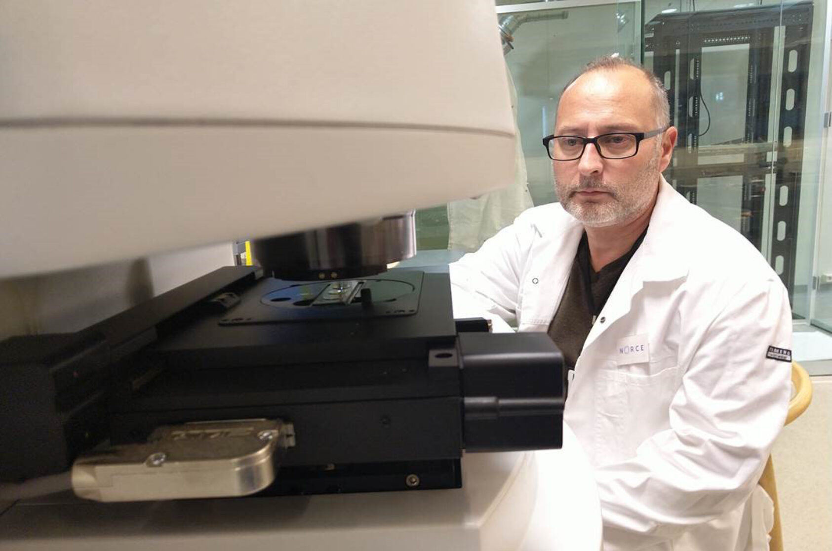 , Seniorforsker Alessio Gomiero i NORCE er sentral i analysene av mikroplast ved laboratoriet i Mekjarvik. Her følger han med på infrarød skanning av en innendørs luftprøve., Alessio analyse mikroplast, , 