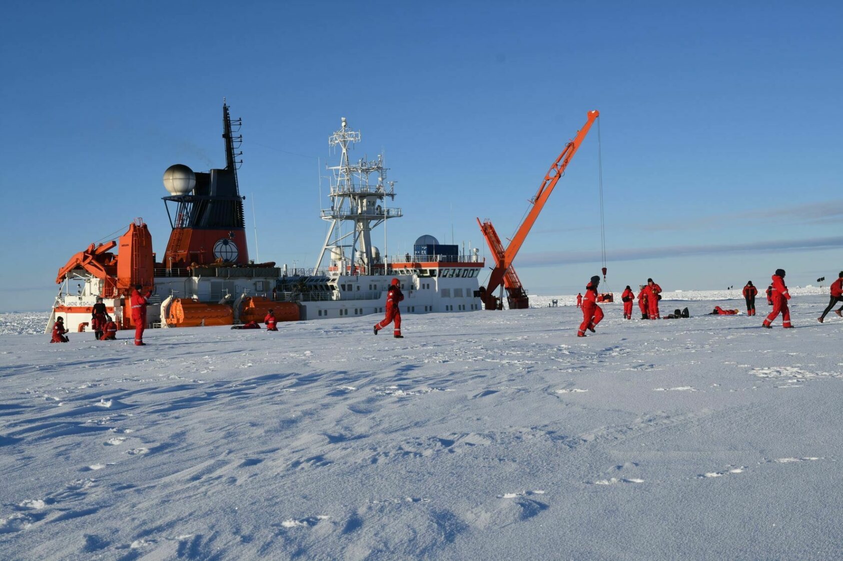 Foto: Svein Østerhus / NORCE, Landlov for forskere og mannskap på Ekstrømisen ved den tyske basen Neumayer, Ankret opp ved isen so 2021, , 