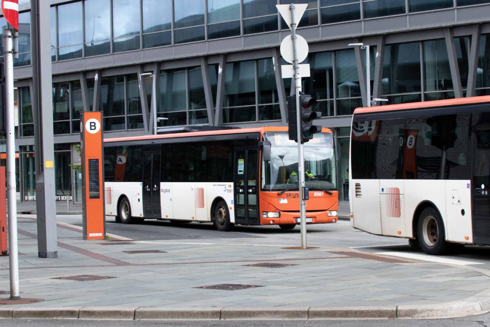 Illustrasjonsfoto: Andreas R. Graven / NORCE, Ambisjonen videre for NORCE og Sagasystem er å inkludere bruk av kunstig intelligens (KI) i et større prosjekt for å se på driften av bussene, og med bruk av KI kunne forutsi mer presist hvor langt man kan kjøre., Buss illustrasjonsfoto bergen, ,