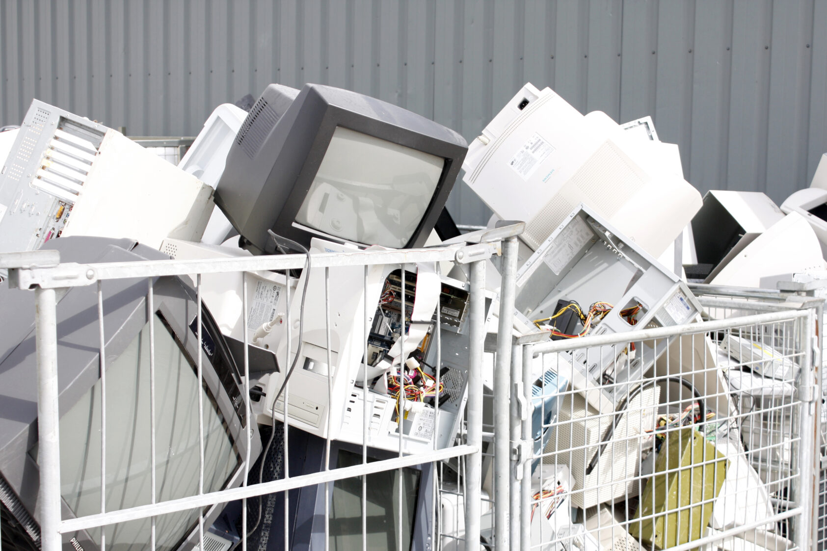 Colourbox, , Metaller fra elektornikk, <p>colourbox.com</p>, Store trådkurver med elektronisk avfall