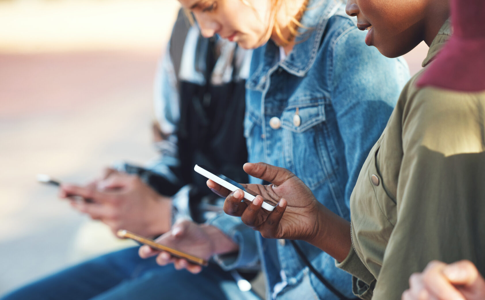 , , Mobil ungdom illustrasjon COLOURBOX, , Hender som holder i mobiltelefoner