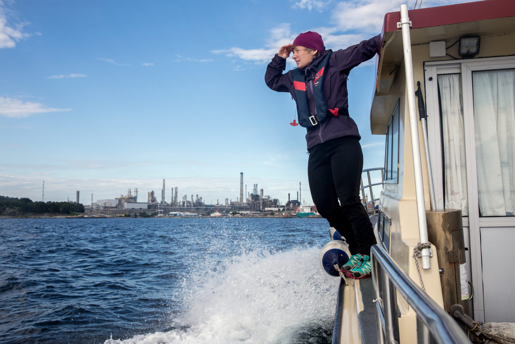 Eivind Senneset, I Norge er det mulig å lagre store mengder CO₂ under havbunnen på norsk sokkel., Kirsti Midttømme på en båt, <p>Eivind Senneset</p>, Dame står på en båt og ser utover sjøen.