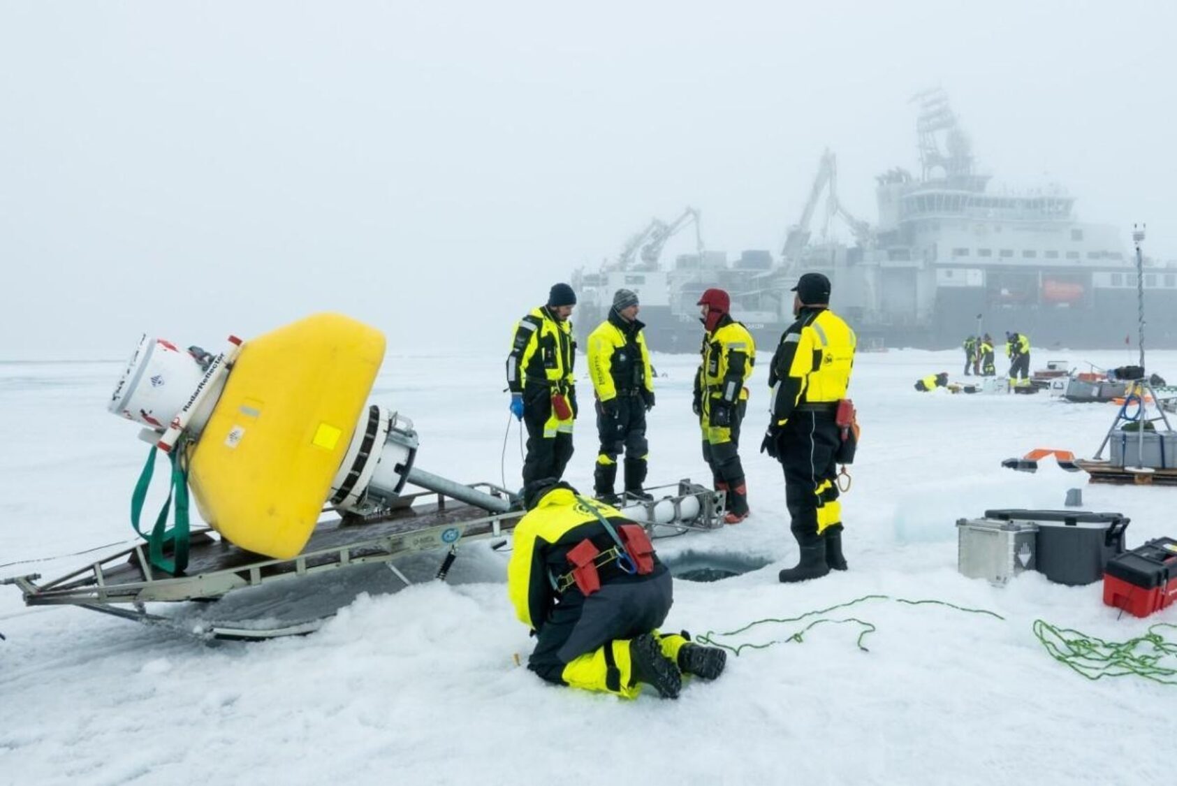 Trine Lise Sviggum Helgerud, Norsk Polarinstitutt, Bøyen tilhører prosjektet Arctic ABC som ledes av UiT Norges arktiske universitet i samarbeid med NTNU og Norsk Polarinstitutt. Den ble utplassert i juli 2022. I praksis er dette et stort ekkolodd., Np2, , 