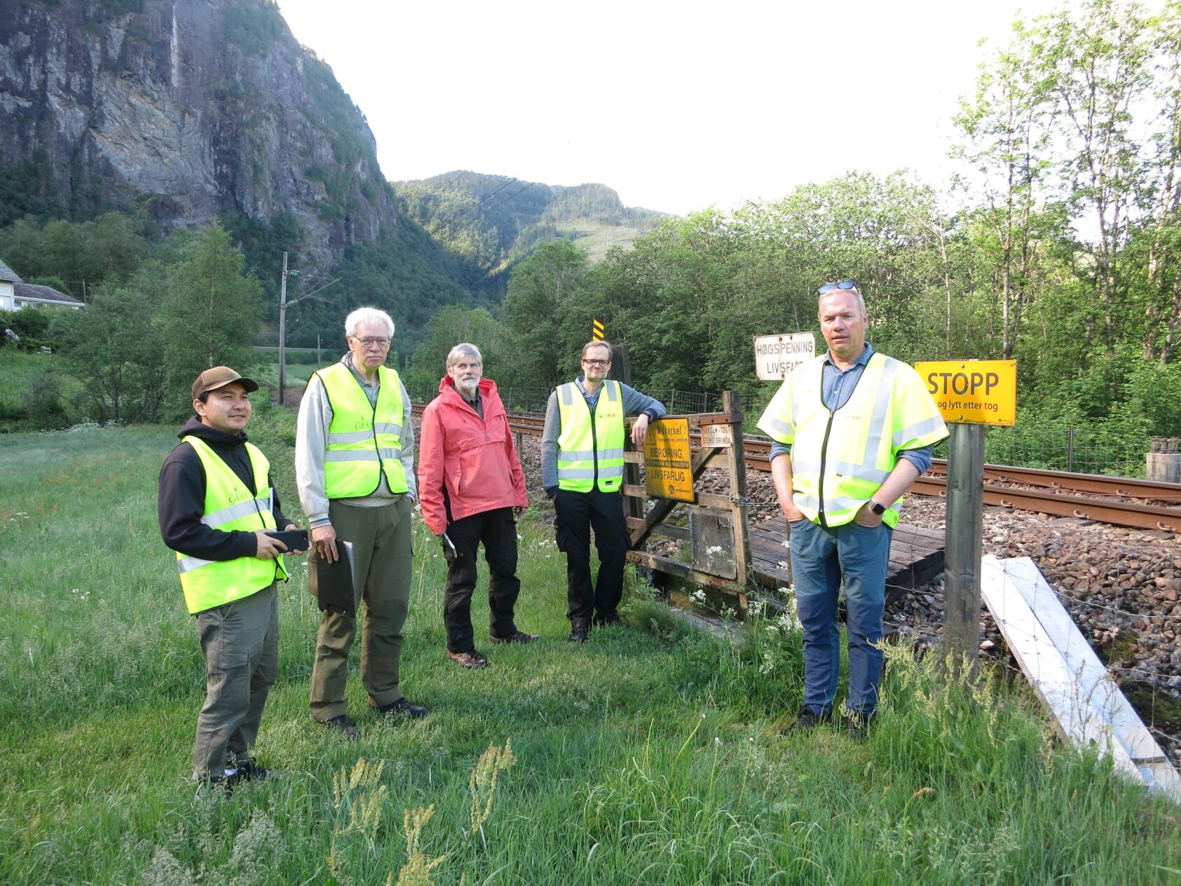 S-TRANET, Peter James Thomas, NORCE, nr. 2 fra høyre, leder forskningen som skal sikre sensornettverk for vanndeteksjon langs norske jernbanelinjer. Bildet er tatt på location der forskningsrigg er satt opp og her er forskerteamet fra Universitetet i Bergen, NORCE og Bane NOR samlet., S TRANET, ,