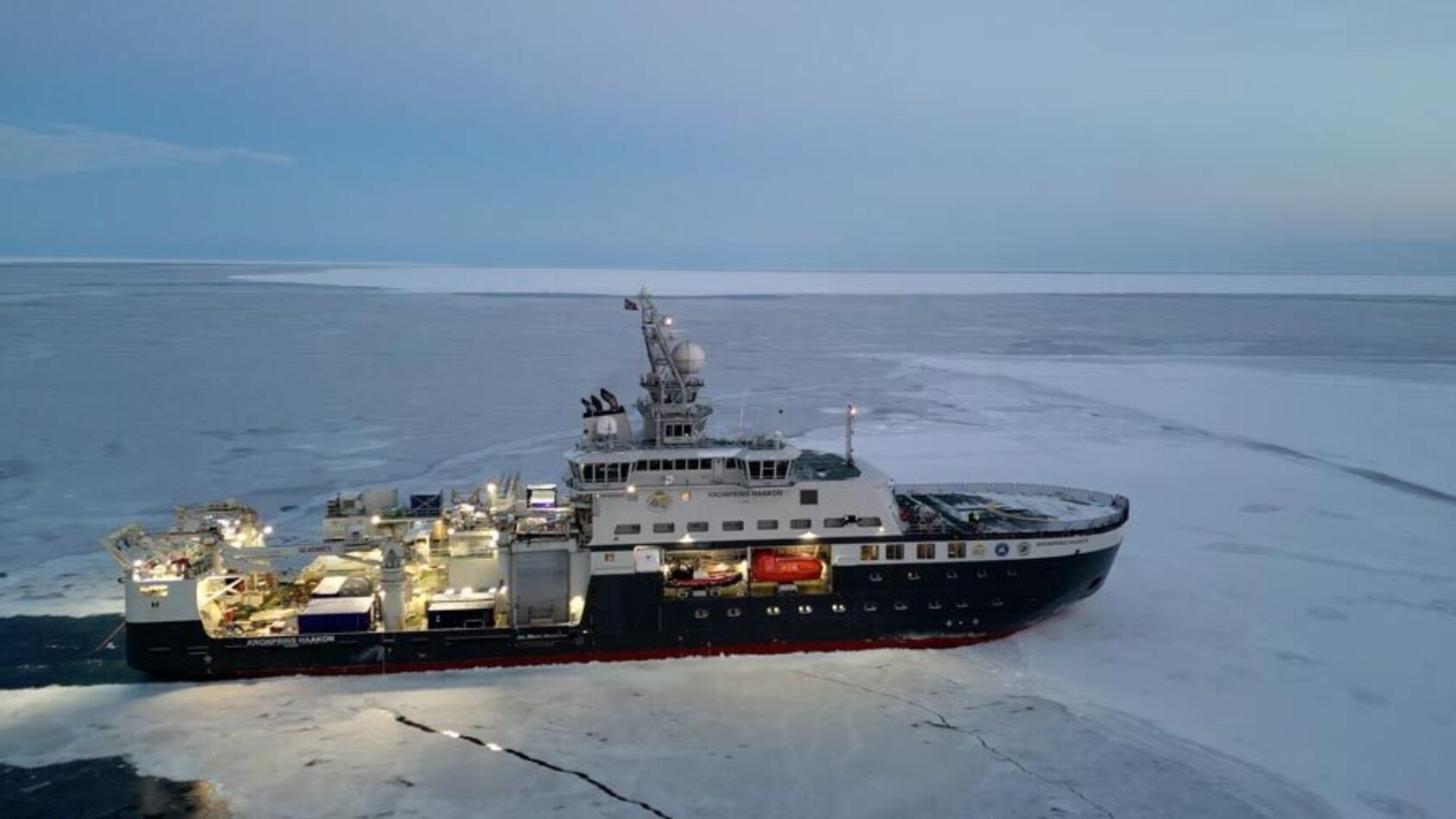 Foto: GoNorth, NORCE og UiB deltar sammen med andre norske institutt i disse dager på GoNorth-prosjektet som har fokus på Arktisk forskning. Her ser vi dronebilde tatt sist uke nord om Svalbard fra pågående tok med "FF Kronprins Haakon"., Skyting is, <p>GoNorth</p>, Skip på islagt hav -dronefoto