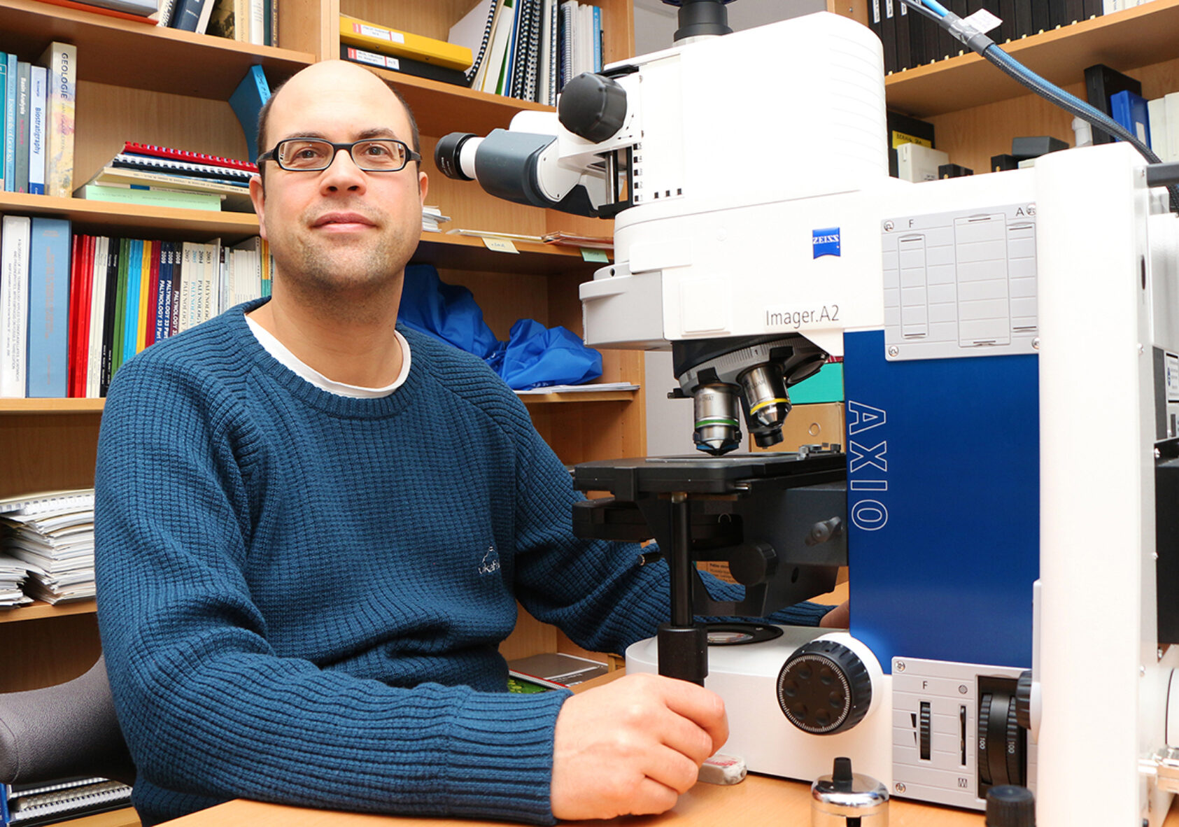 Andreas R. Graven, Stijn De Schepper ved mikroskop., Stijn Foto Graven Fb1200, , 