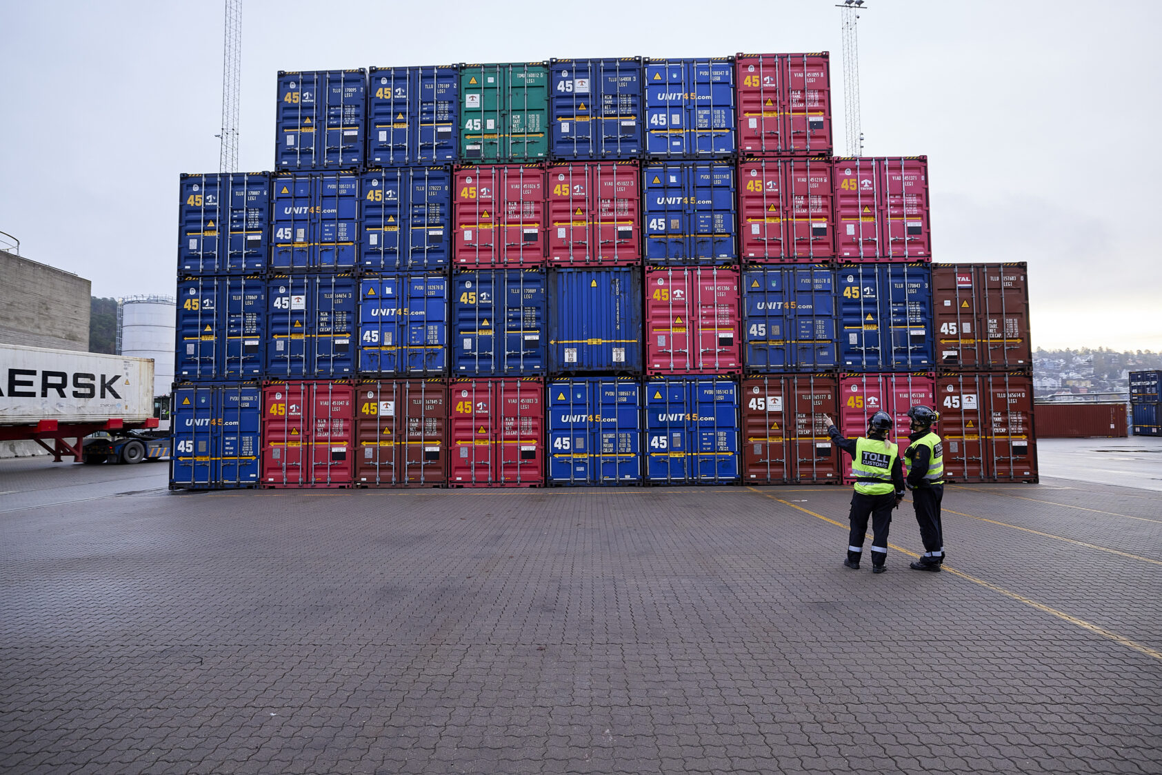 Mark Purnell / Tolletaten, Bilde av containere med tollere i norsk havn., Tolletaten no, , 