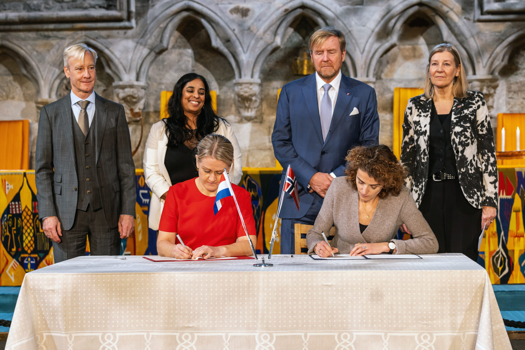 Den nederlandske ambassaden., På bildet blant annet kulturminister Lubna Jaffery (Ap) og Hans Majestet Kong Willem-Alexander av Nederland., What, , To personer sittende ved et bord, fire personer står bak