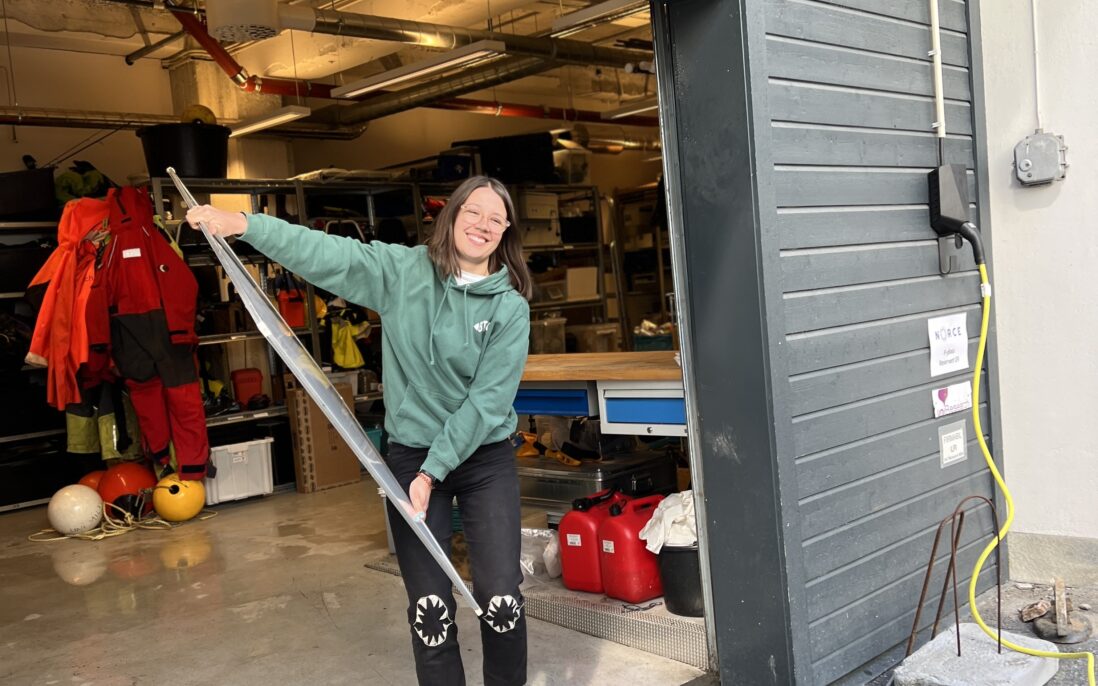 Cecilie Iden Nilsen pakker for skolebesøk.