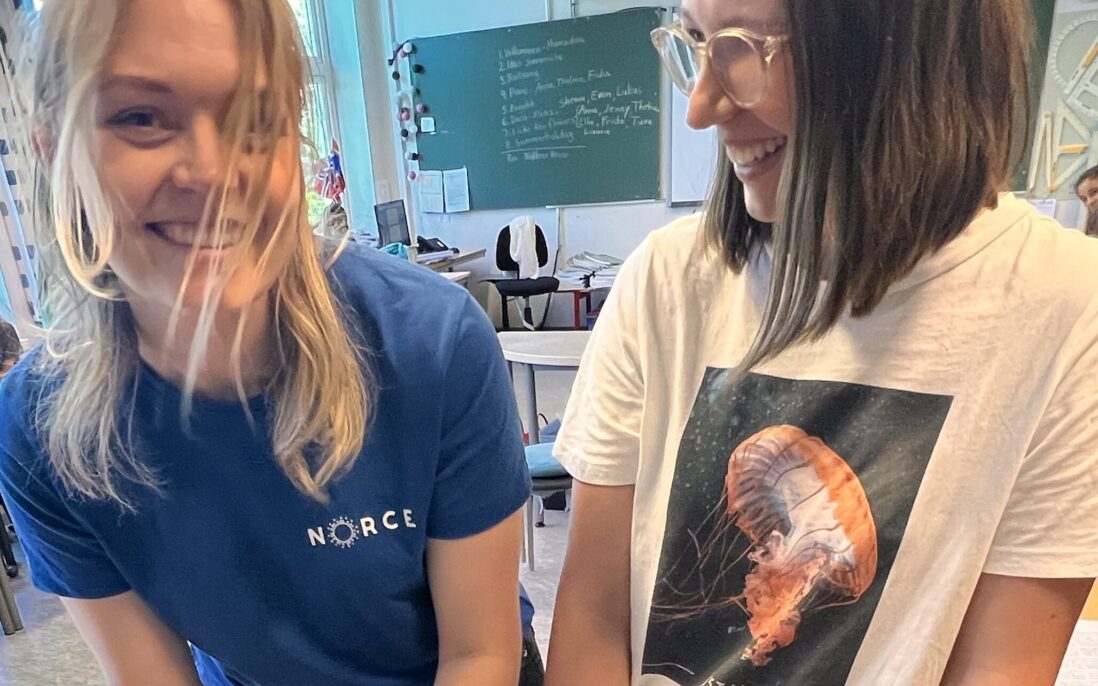 Forskere i skolen med hai i skål.