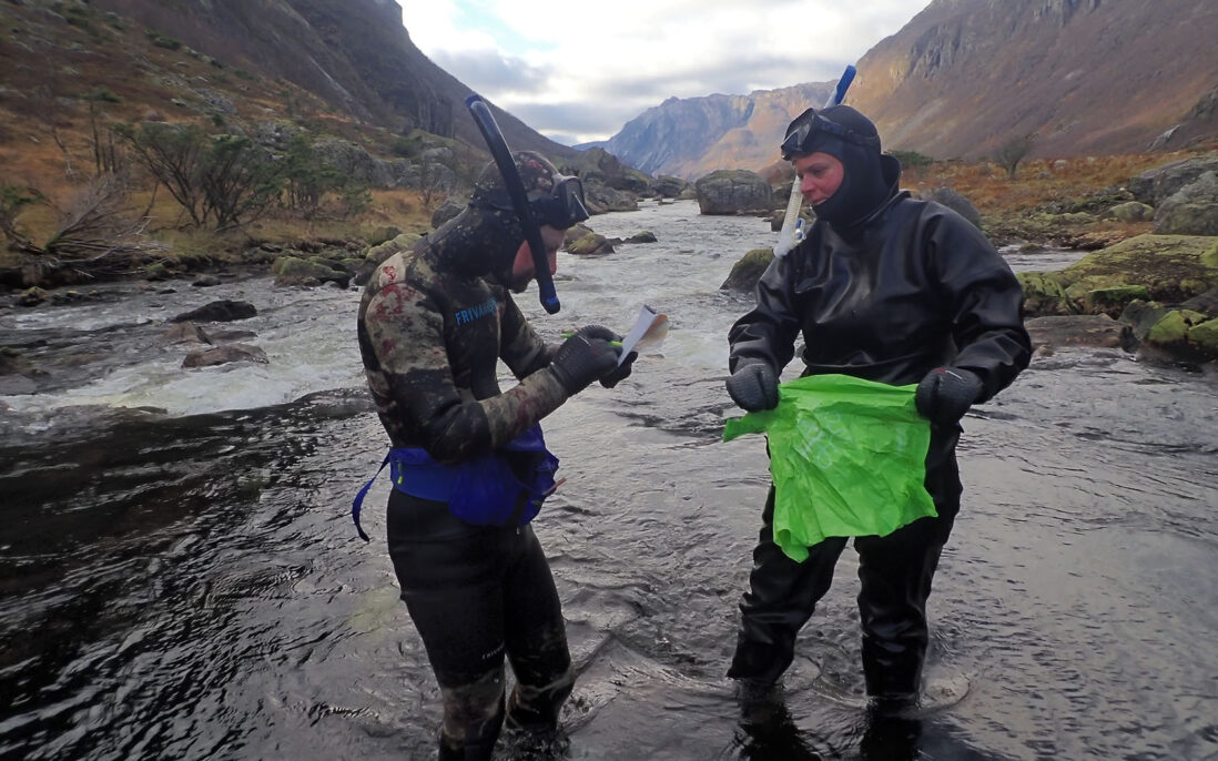 Vinmonopolposen lyser imot når NORCE-forskerne Espen Olsen Espedal og Elisabeth Stöger kartlegger plasten i Storåna (Bjerkreimsvassdraget).