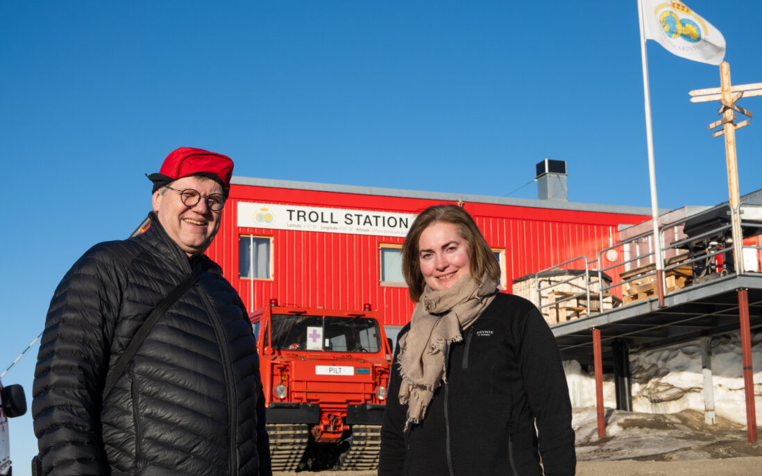 Rune Storvold som leder NORCE sin jobb med å bygge opp droneinfrastruktur i Antarktis fotografert sammen med Polarinstituttets direktør Camilla Brekke.