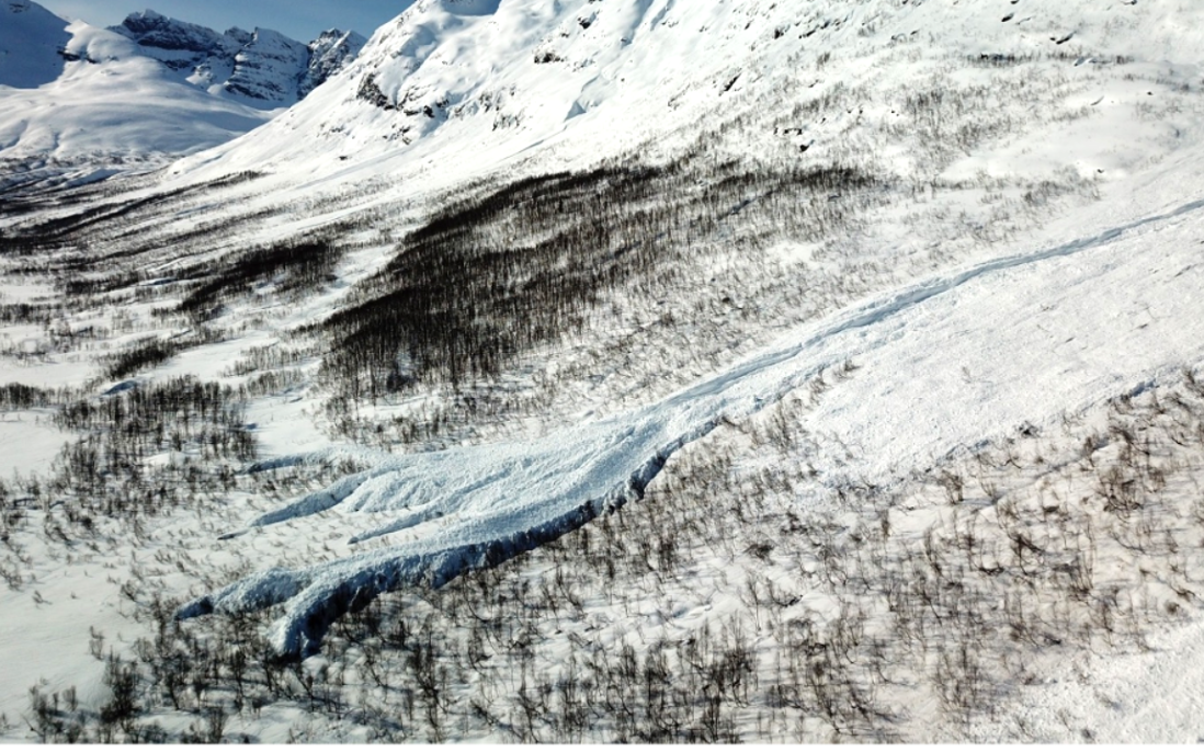 We are developing a methodology for detecting and warning of avalanches for use over large areas, based on artificial intelligence and data from the Sentinel-1 satellites.