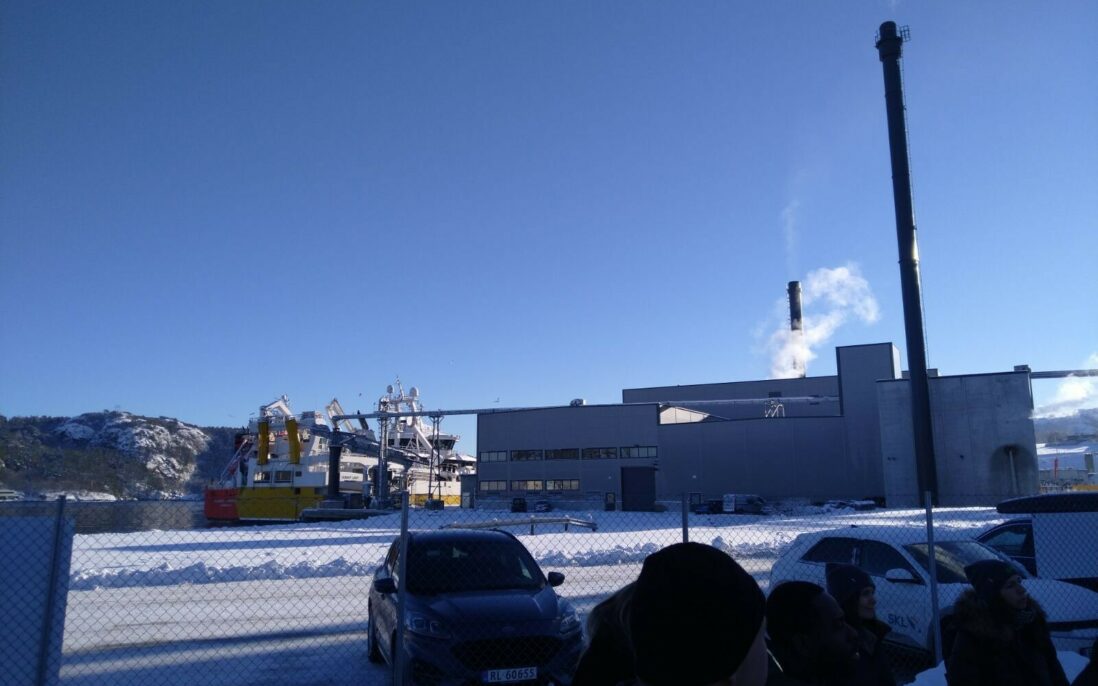 Bildet viser fiskemelfabrikk som vil ha  nytte av energien fra EU Horison 2020 prosjektet ROBINSON er sentral i at hydrogenfabrikken på Eiegrøya i Eigersund kommune nå står der helt ferdig.