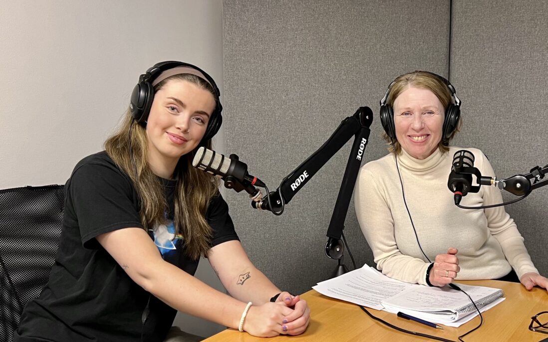 To kvinner i podcast-studio