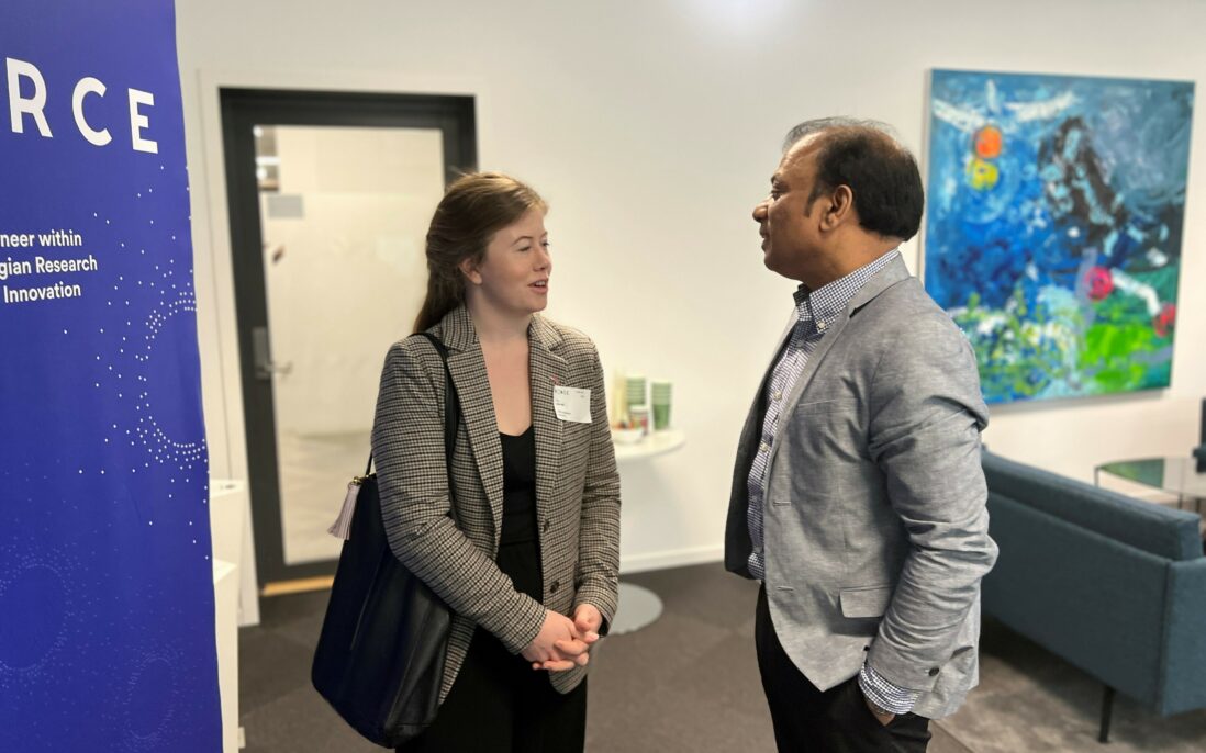 mann og kvinne snakker