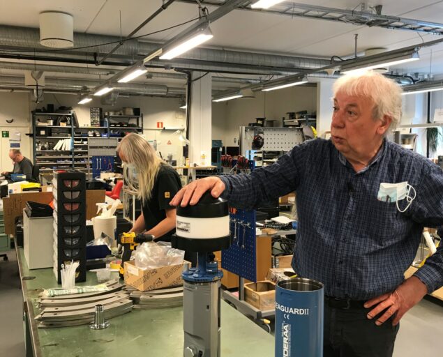 Foto: Gunn Janne Myrseth / NORCE, Svein Østerhus samarbeider tett med Selskapet Aanderaa Data Instruments i Bergen som har overtatt byggingen av instrumentene som opprinnelig ble utviklet ved Christian Michelsen Inst. avdeling for naturvidenskap. Her bygges nye versjoner til Svein Østerhus sin polarforskning., Svein Aanderaa, ,