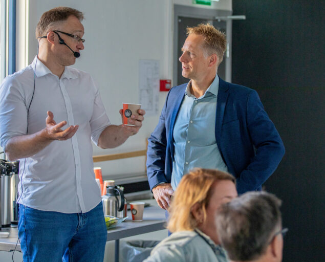 Rune Rolvsjord, NORCE, Bård Kårtveit NORCE presenterte mulighetsrommet for Nord-Norge for kommunedirektør i Narvik, Lars Norman Andersen. Han hadde sammen med resten av ledere for de nordnorske byene dratt til Arendal for å fortelle søringene om hva det egentlig er som skjer med NATO-milliardene., Kaartveit 0885 jpg i Cevlu X1 MY3jnetj QA0 A 3 KG Lbqk797, ,
