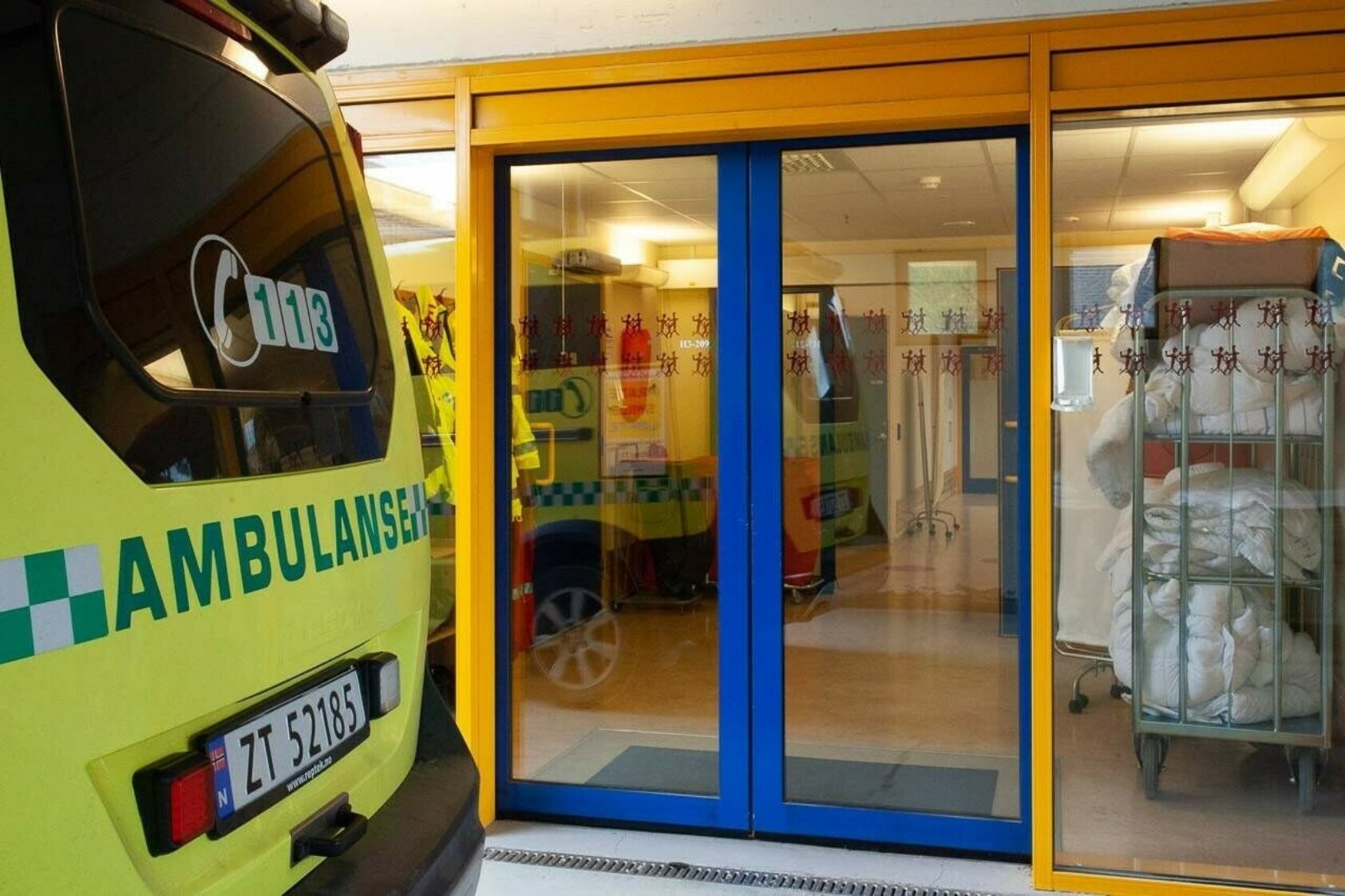 privat, , Nyhetssak 180122, <p>privat</p>, Bakenden av en ambulanse foran et inngangsparti med skyvedører i glass.