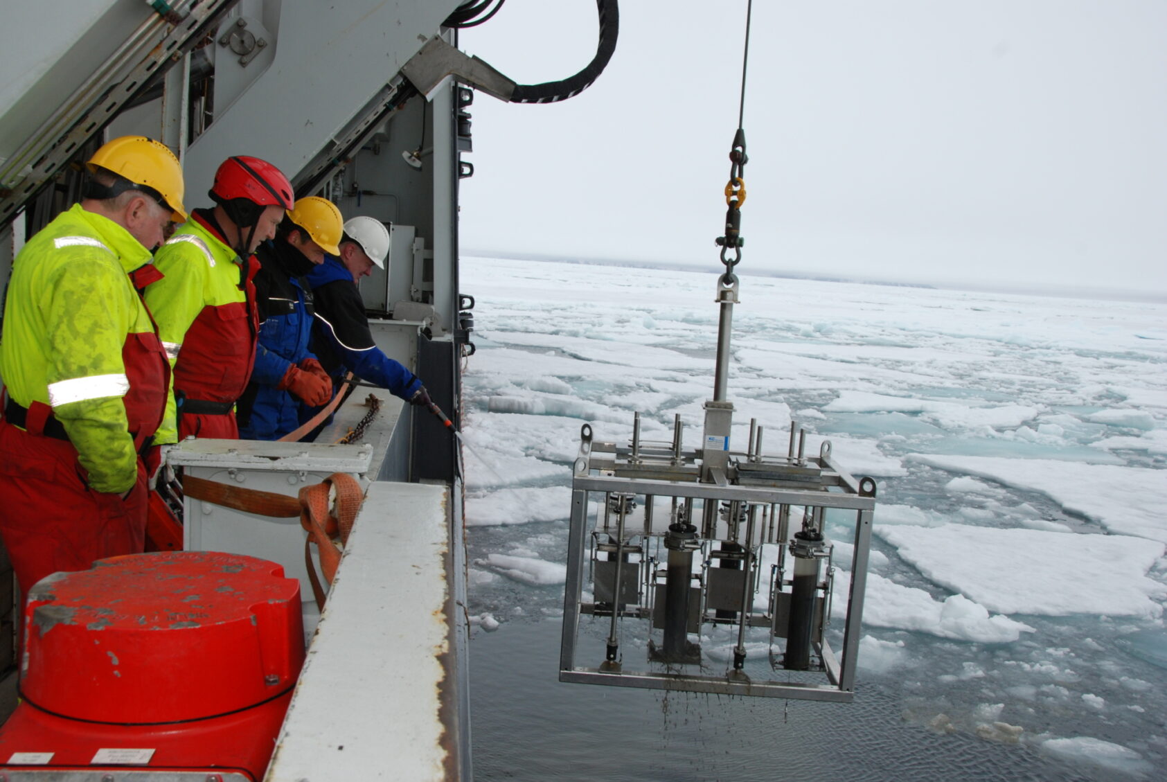 Stijn De Schepper, Collecting samples from the Arctic sea ice., AGENSI2 foto Stijn De Schepper, , 