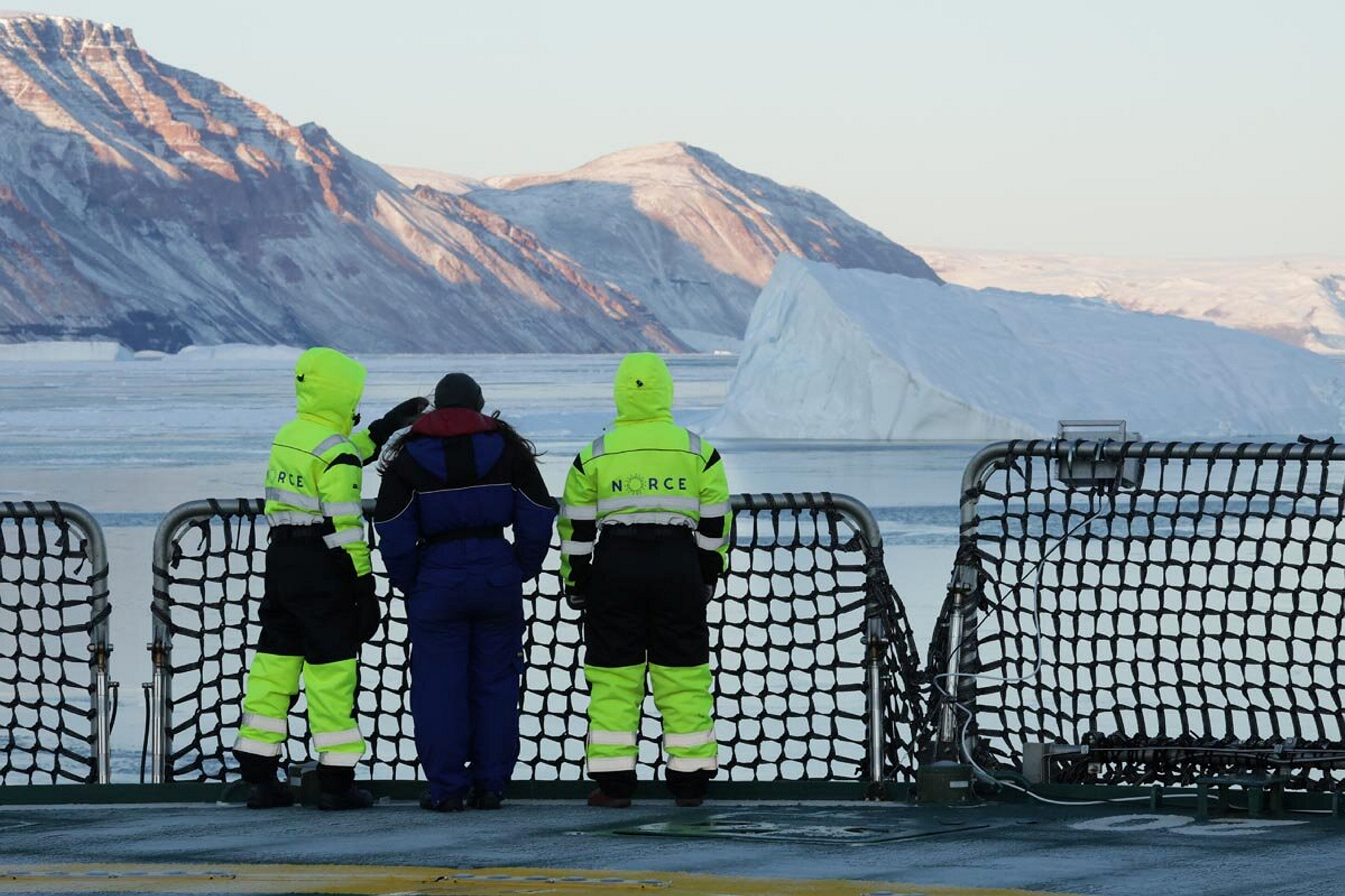 , På tokt. Amandine Tisserand (NORCE), Hannah Rose Babel (UiB) og Katja Häkli (NORCE) tar en liten pause fra prøvetakingen for å se på Independence Fjords majestetiske landskap. Foto: Daniel Albert GoNorth/Sintef, IMG 2941, , 