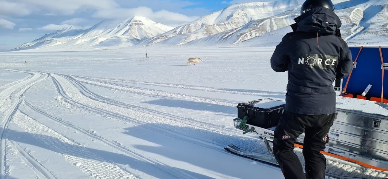 , , Snow pilot 20210416 090109, <p>Eirik Malnes</p>, Vinterlandskap på Svalbard med reinsdyr og scooterkjører
